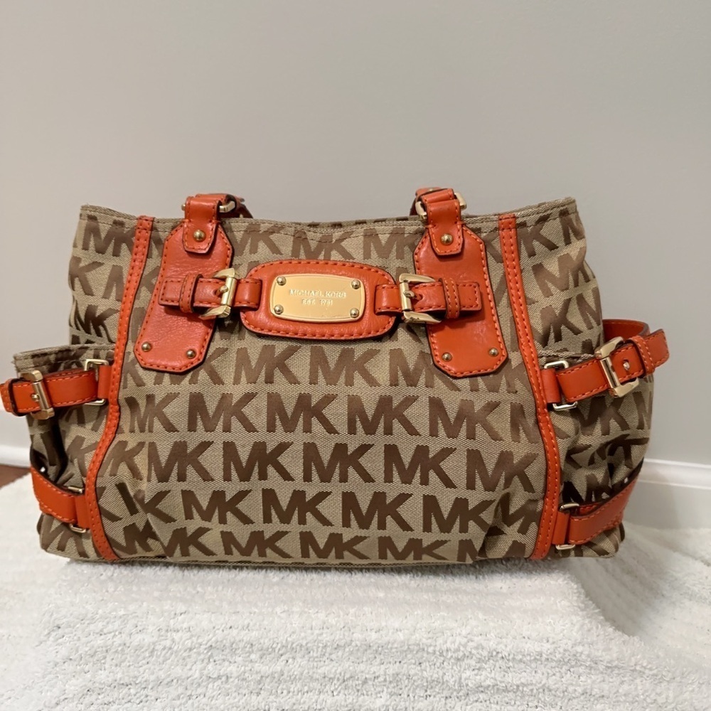 MICHAEL KORS SIGNATURE MONOGRAM GANSEVOORT
BEIGE TANGERINE SATCHEL BAG